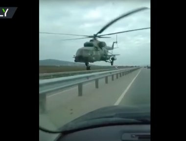 Ρωσικό ελικόπτερο Mi-8 πετά ελάχιστα μέτρα πάνω από αυτοκινητόδρομο (βίντεο)